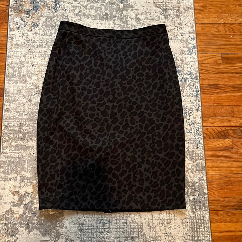 And Taylor, pencil skirt in great condition with subtle leopard print. 🐆